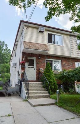 Exterior, Facade, Brick Facade, Rowhouse
