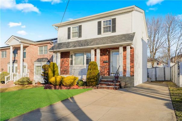Exterior, Facade, Brick Facade, American Foursquare