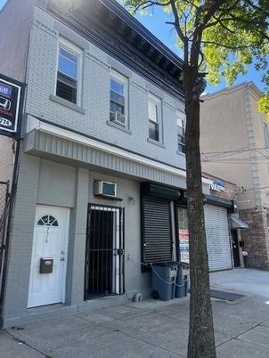 Exterior, Facade, Rowhouse
