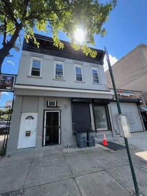 Exterior, Facade, Rowhouse