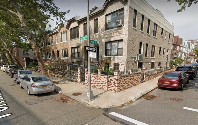 Exterior, Facade, Brick Facade, Rowhouse