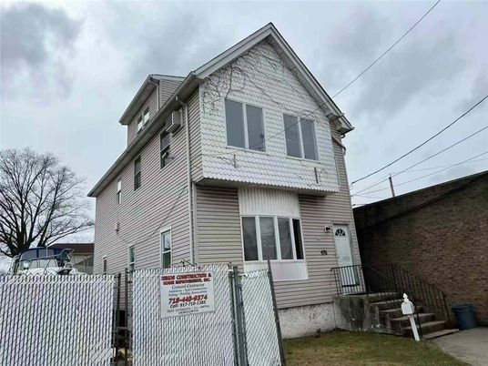 Exterior, Facade, Rowhouse