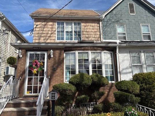 Exterior, Facade, Brick Facade, Queen Anne Victorian