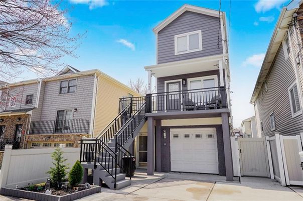 Attached, Exterior, Facade, Rowhouse