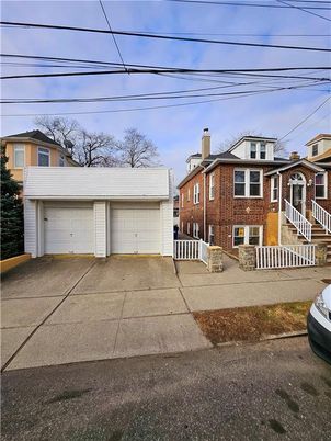 Attached, Exterior, Facade, Brick Facade, American Foursquare