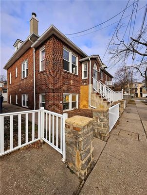 Exterior, Facade, Brick Facade, American Foursquare