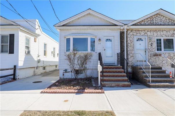 Exterior, Facade, Queen Anne Victorian