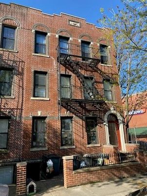 Exterior, Facade, Brick Facade, Rowhouse