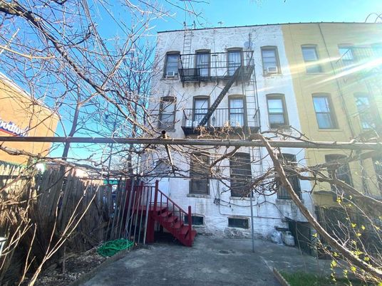 Exterior, Facade, Rowhouse