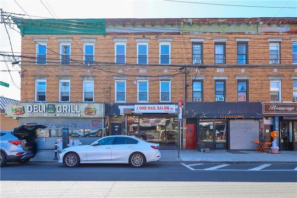 Exterior, Facade, Brick Facade, Rowhouse