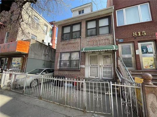 Exterior, Facade, Brick Facade, Rowhouse