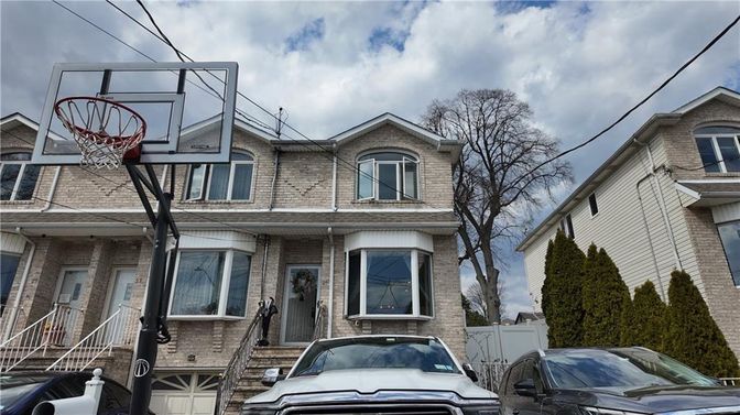 Exterior, Facade, Queen Anne Victorian