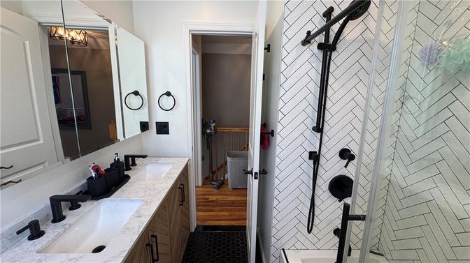 Bathroom, Dual Sink Vanities, Interior