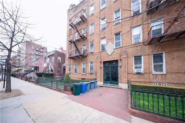 Exterior, Facade, Brick Facade, Rowhouse