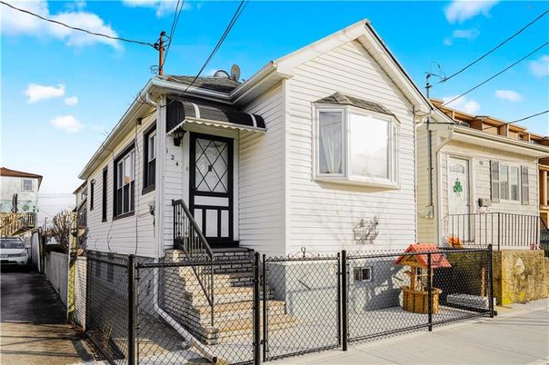 Exterior, Facade, Rowhouse