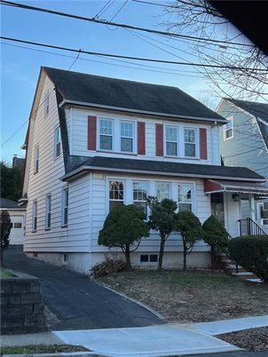 Exterior, Facade, American Foursquare