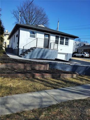 Exterior, Facade, Raised Ranch