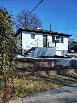 Exterior, Facade, Raised Ranch