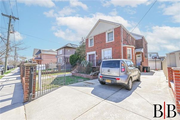 Exterior, Facade, Brick Facade, Rowhouse