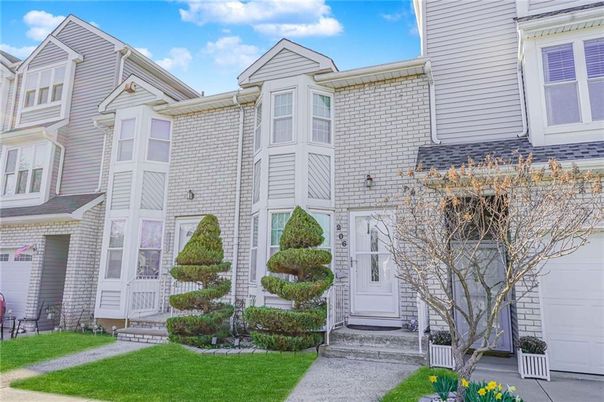 Exterior, Facade, Brick Facade, Rowhouse