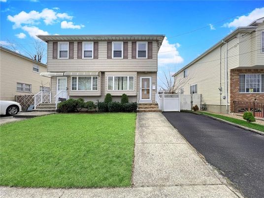 Exterior, Facade, Brick Facade, Split Level