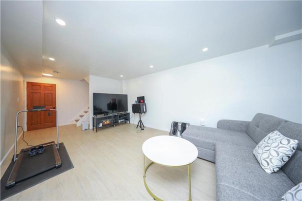 Fitness Equipment, Interior, Living room, Recessed Lighting, Wood Texture Flooring