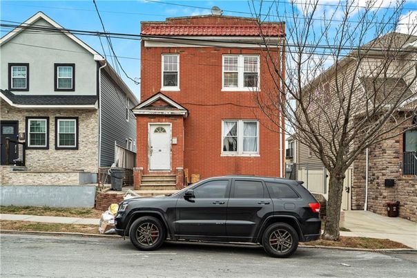 Exterior, Facade, Brick Facade, Rowhouse