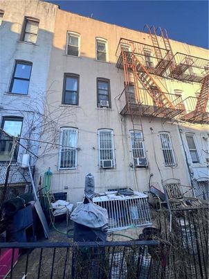 Exterior, Facade, Rowhouse