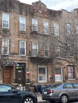 Exterior, Facade, Brick Facade, Rowhouse