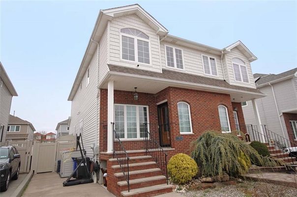 Exterior, Facade, Brick Facade, Rowhouse