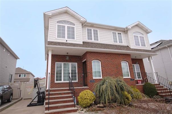 Exterior, Facade, Brick Facade, Rowhouse
