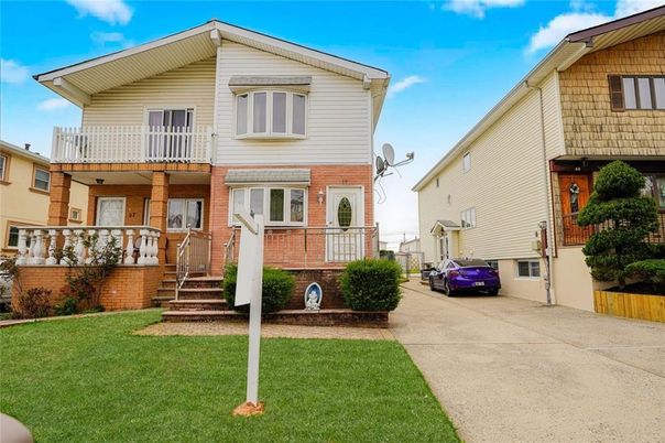 Exterior, Facade, Brick Facade, Rowhouse