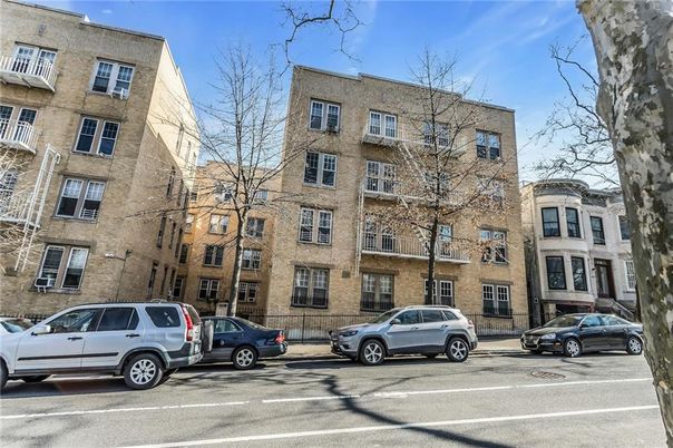 Exterior, Facade, Brick Facade, Rowhouse