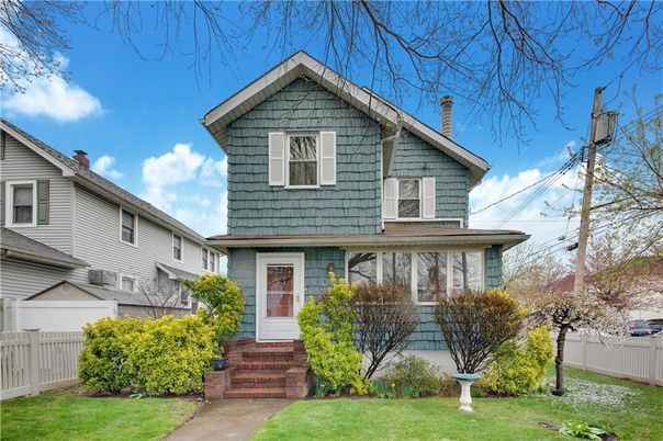 Exterior, Facade, Queen Anne Victorian