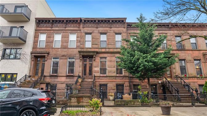 Exterior, Facade, Brownstone