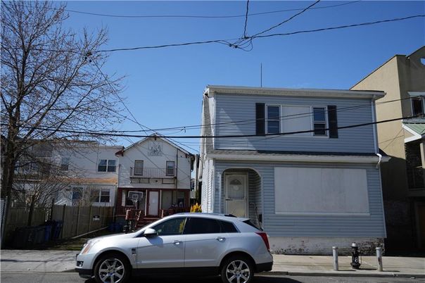 Exterior, Facade, Rowhouse