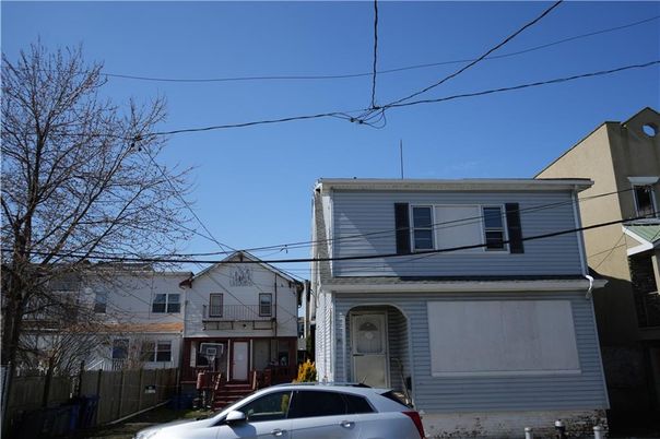 Exterior, Facade, Rowhouse