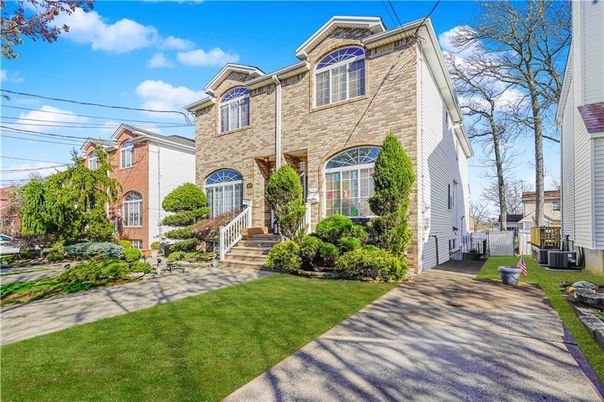Exterior, Facade, Brick Facade, Queen Anne Victorian