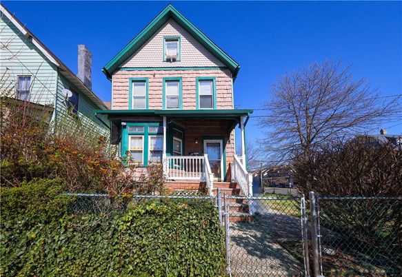 Exterior, Facade, Queen Anne Victorian
