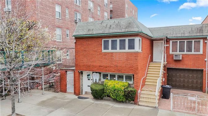 Attached, Exterior, Facade, Brick Facade, Rowhouse