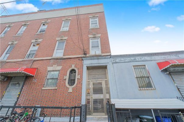 Exterior, Facade, Brick Facade, Rowhouse