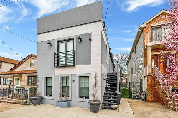 Exterior, Facade, Rowhouse
