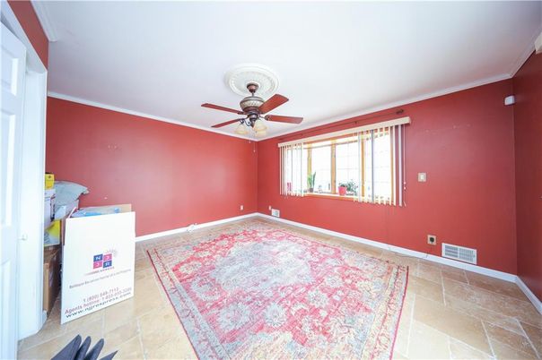 Empty room, Interior