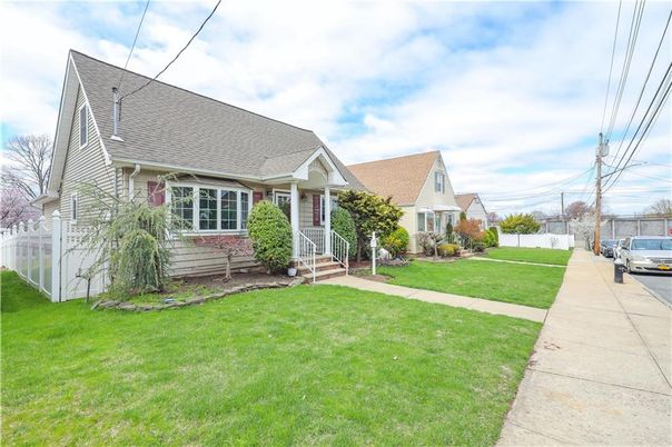Exterior, Facade, Cape Cod