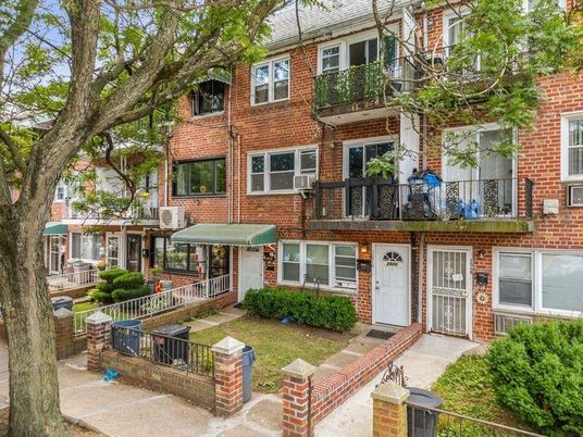 Exterior, Facade, Brick Facade, Rowhouse