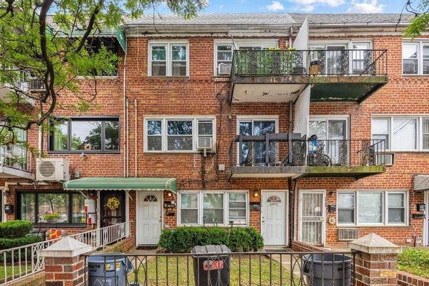 Exterior, Facade, Brick Facade, Rowhouse