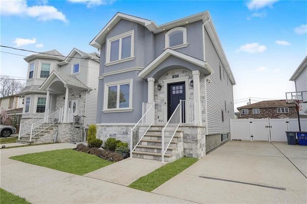 Exterior, Facade, Queen Anne Victorian