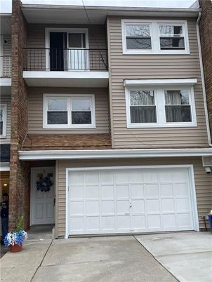 Attached, Exterior, Facade, Rowhouse