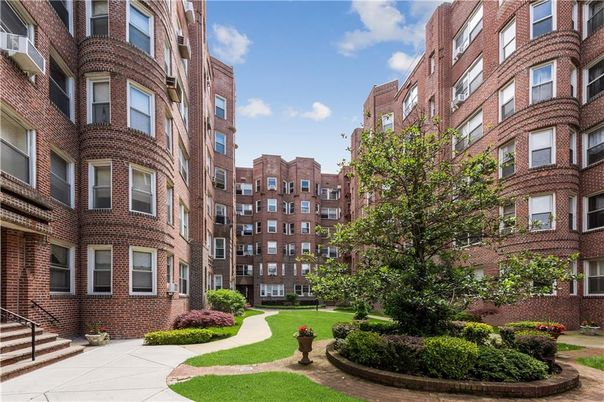 Exterior, Facade, Brick Facade, Rowhouse