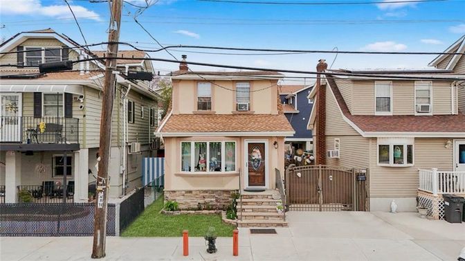 Exterior, Facade, American Foursquare